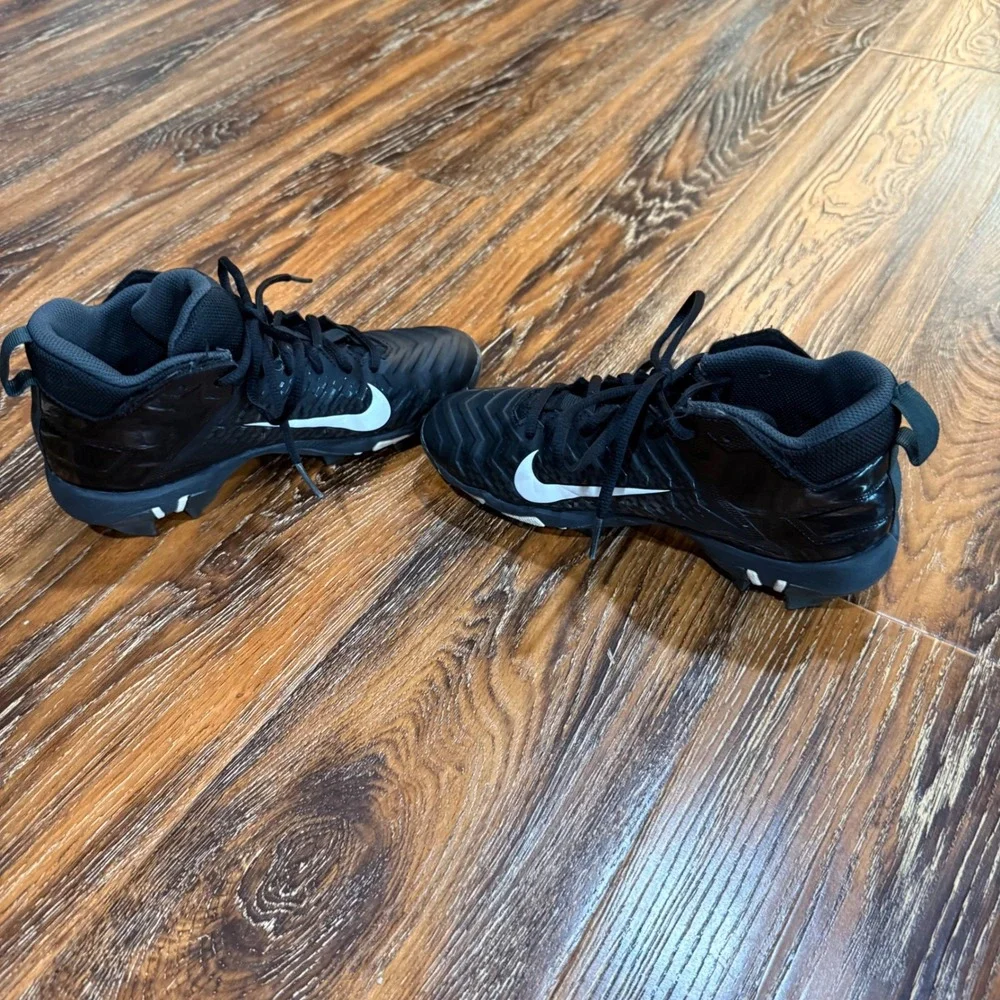 Nike Alpha Menace Shark 2 Black White Football Cleats Kids 4Y AQ7654-001